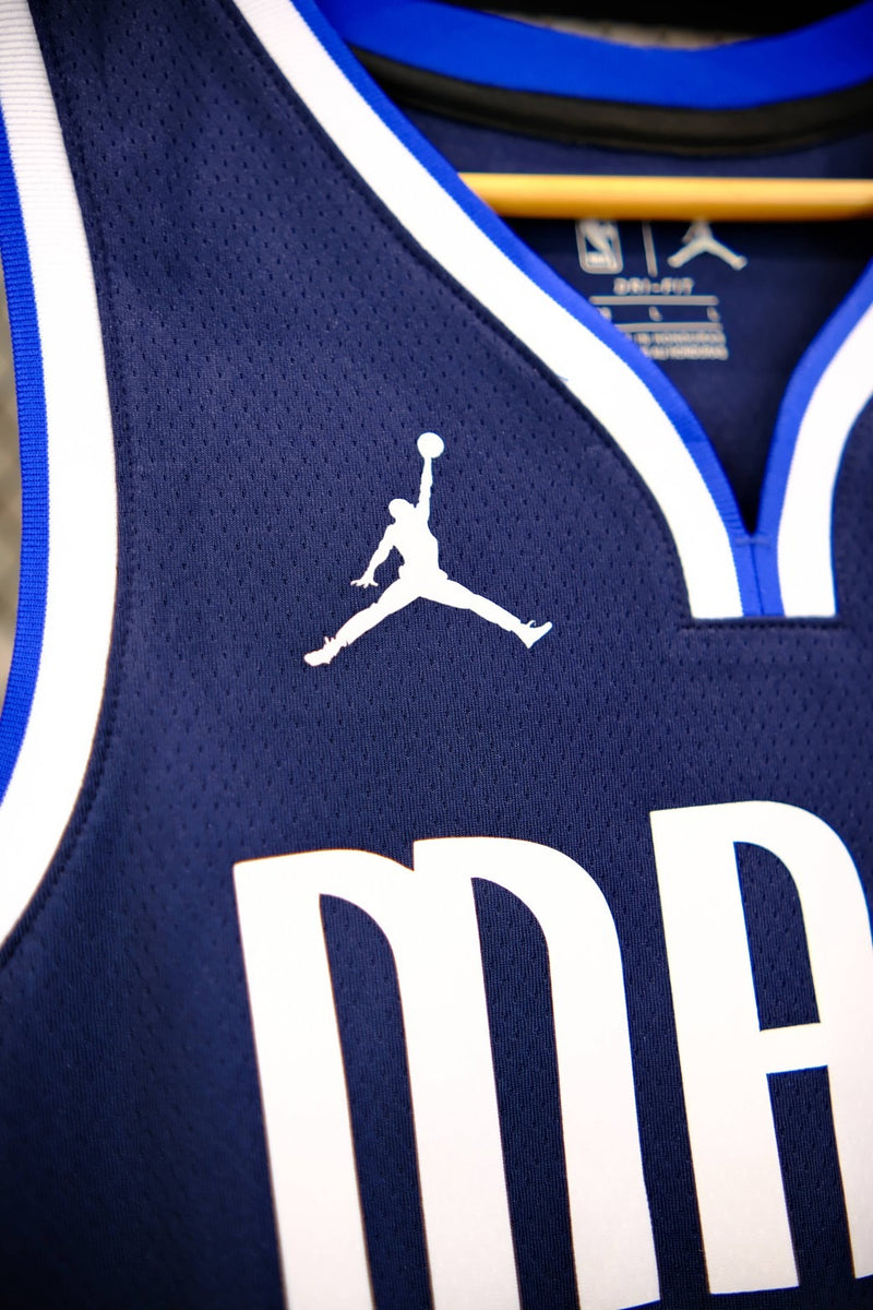 Camisa Dallas Mavericks - 77 Luka Doncic temporada 2023 - azul escuro - edição limitada