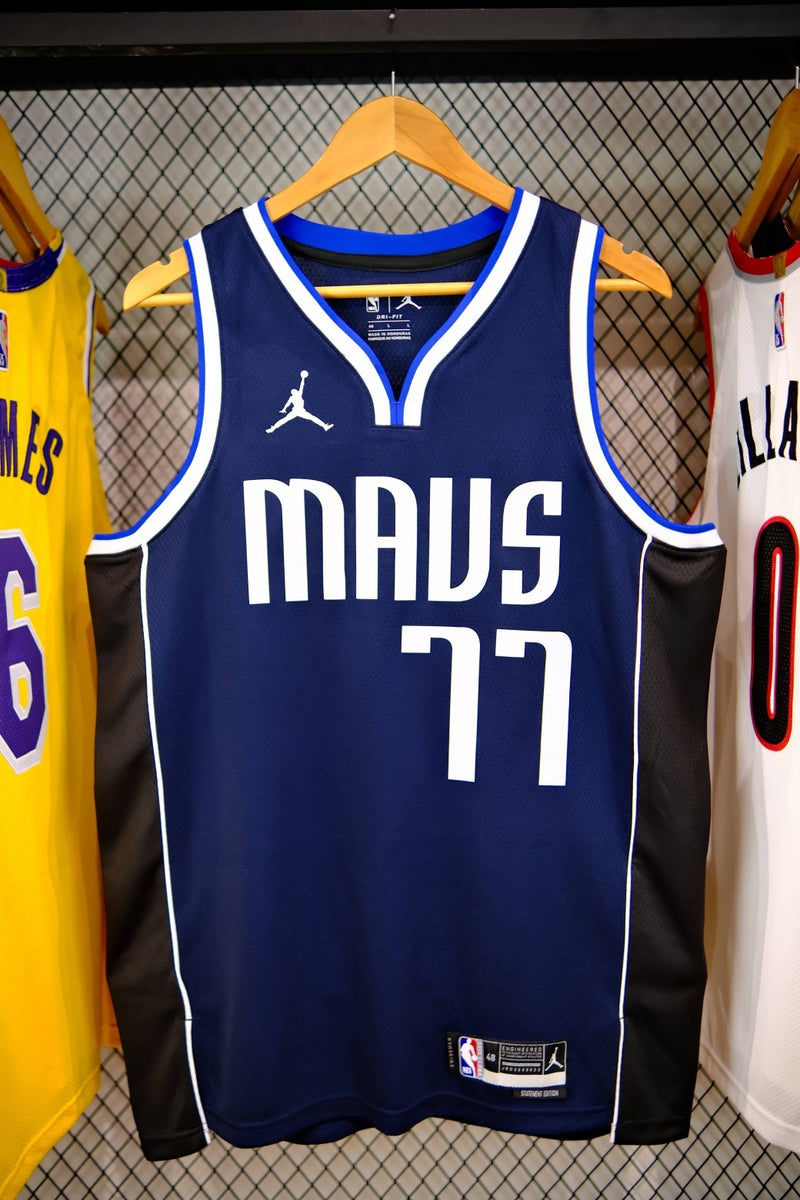 Camisa Dallas Mavericks - 77 Luka Doncic temporada 2023 - azul escuro - edição limitada