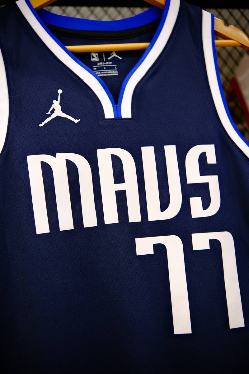 Camisa Dallas Mavericks - 77 Luka Doncic temporada 2023 - azul escuro - edição limitada