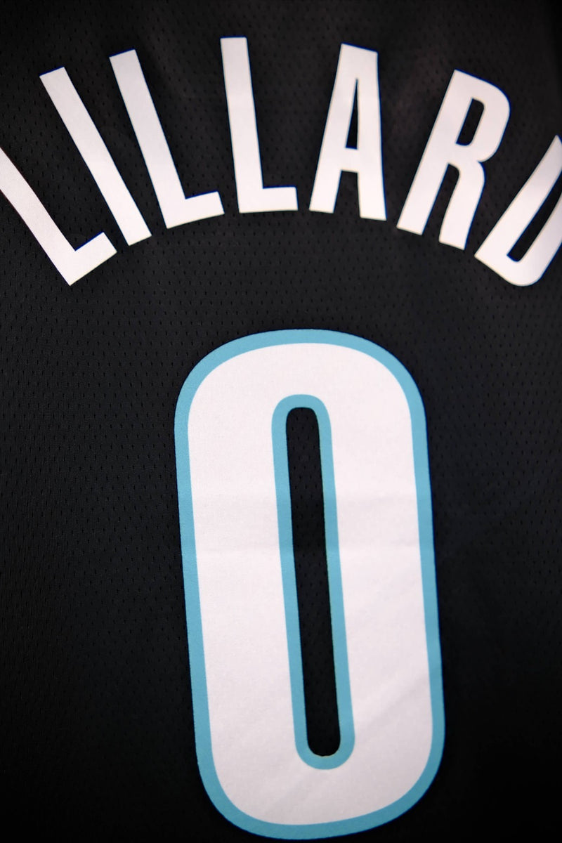 Portland Trail Blazers - Damian Lillard - camisa Game- Worn City Edição - registrou um duplo-duplo - temporada 2022-23 da NBA