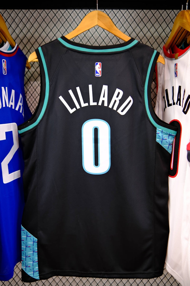 Portland Trail Blazers - Damian Lillard - camisa Game- Worn City Edição - registrou um duplo-duplo - temporada 2022-23 da NBA